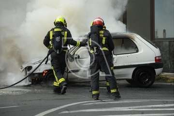 Arde un coche en la calle Poeta Pablo Neruda de Los Llanos de Telde/Eugenio Artiles y TA.